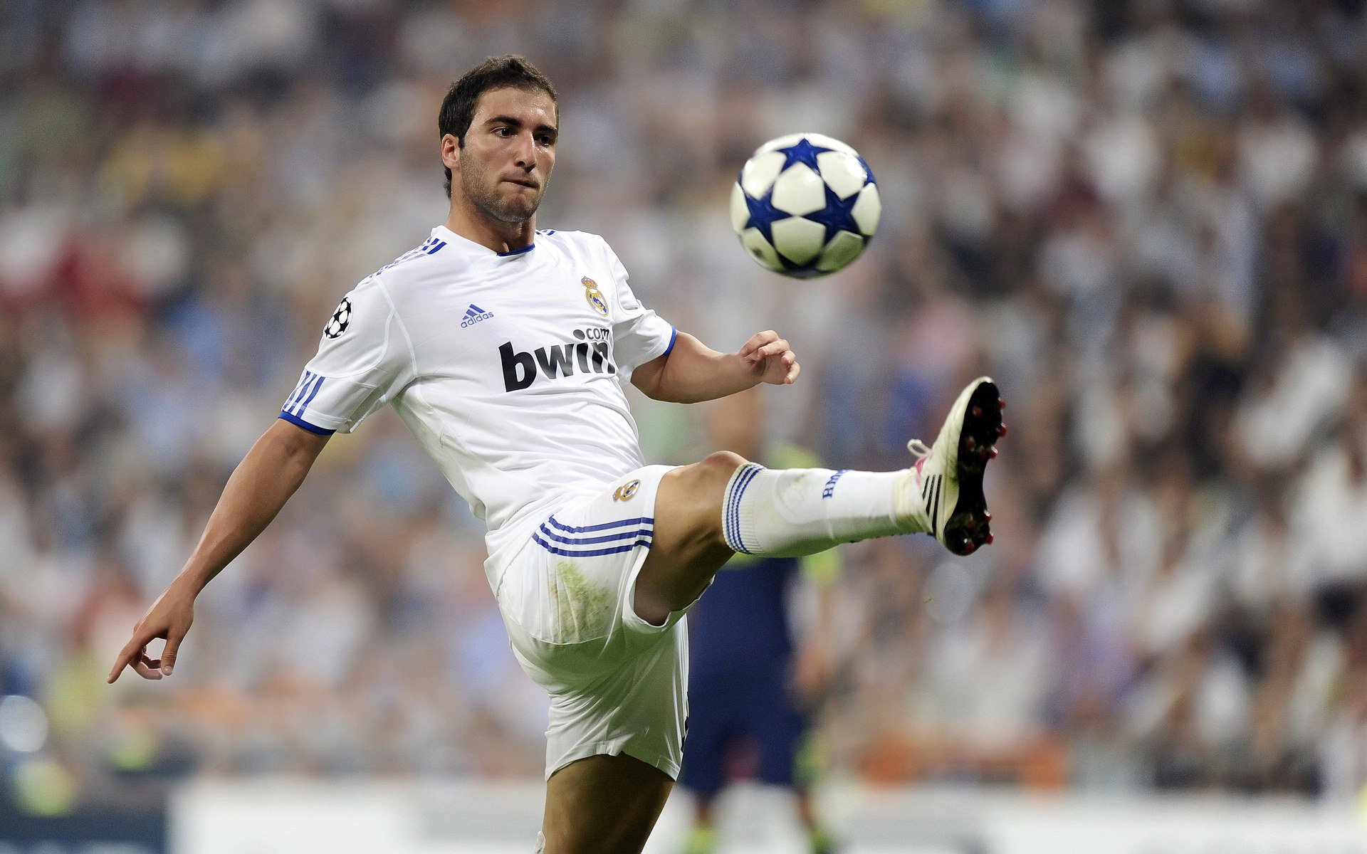 新王登基还是旧梦重温？曼城击溃巴萨背后的世界杯前哨战启示